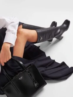 Femme Prada Bottes En Cuir à Plaque Logo 11 Femme Prada Bottes En Cuir à Plaque Logo -Salvatore Ferragauio Magasin 19006247 41372325 1000